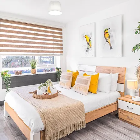 The Cozy Chapter - Spacious Apartments Near Manchester City Centre & Old Trafford-3